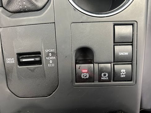 Used 2025 Toyota Highlander XLE FWD image 53