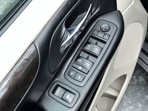Used 2020 Dodge Grand Caravan SE w/ UConnect Hands-Free Group FWD image 8