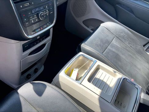Used 2015 Chrysler Town & Country Touring-L w/ Driver Convenience Group image 14