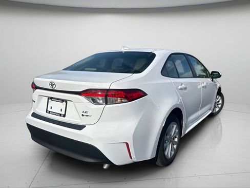 Used 2026 Toyota Corolla LE w/ LE Premium Package FWD image 5