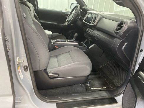 Used 2019 Toyota Tacoma TRD Off-Road AWD/4WD image 19