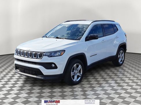 Used 2023 Jeep Compass Latitude image 2