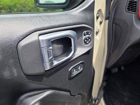 Used 2020 Jeep Gladiator Rubicon w/ LED Lighting Group AWD/4WD image 15