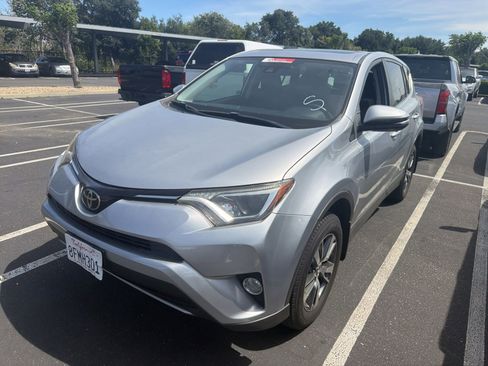 Used 2018 Toyota RAV4 XLE w/ Carpet Mat Package FWD image 3