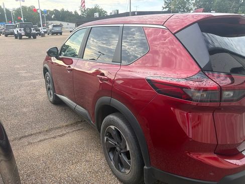 Used 2024 Nissan Rogue SV FWD image 4