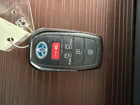Used 2024 Toyota Sienna LE AWD/4WD image 28