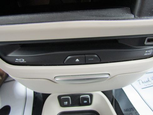 Used 2019 Chrysler Pacifica Touring-L Plus w/ Advanced Safetytec Group image 33