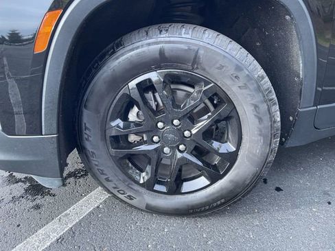 Used 2022 Chevrolet Traverse LS image 32