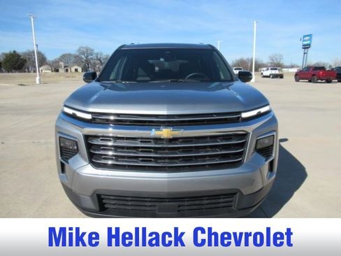 Used 2025 Chevrolet Traverse LT image 2