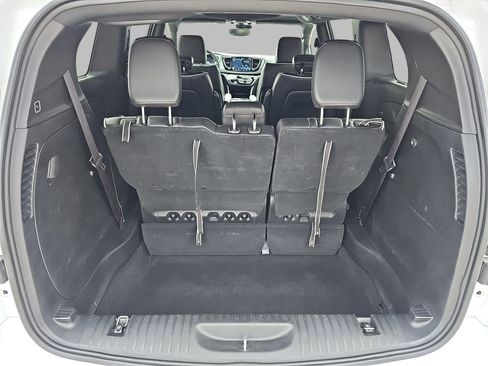 Used 2025 Chrysler Pacifica Limited image 16