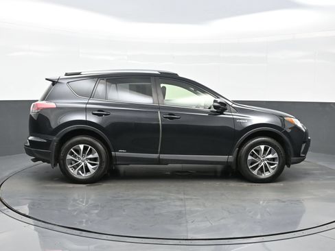 Used 2017 Toyota RAV4 XLE w/ All Weather Liner Package AWD/4WD image 7