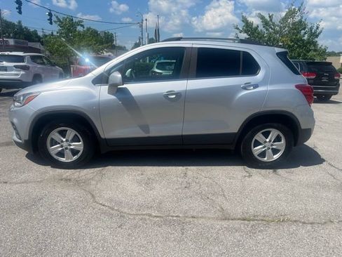 Used 2017 Chevrolet Trax LT w/ Driver Confidence Package FWD image 3