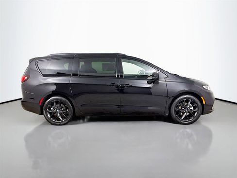 New 2026 Chrysler Pacifica Limited w/ S Appearance Package image 8