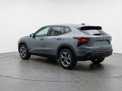 Used 2025 Chevrolet Trax LT w/ LT Convenience Package image 6