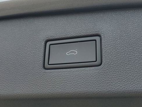 Used 2024 Volkswagen Tiguan SE R-Line image 10