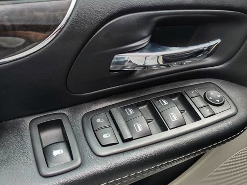 Used 2015 Chrysler Town & Country Touring w/ Driver Convenience Group image 12