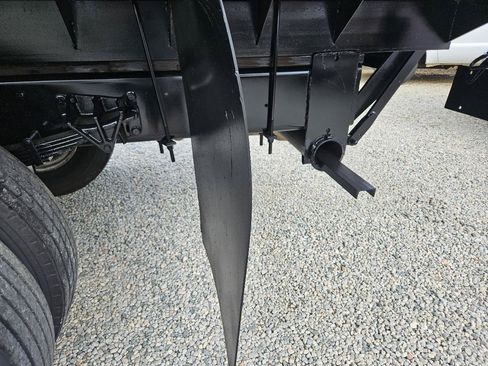 Used 2011 Ford F750 2WD Regular Cab Super Duty image 18