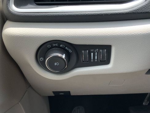 Used 2023 Chrysler Pacifica Touring-L FWD image 28