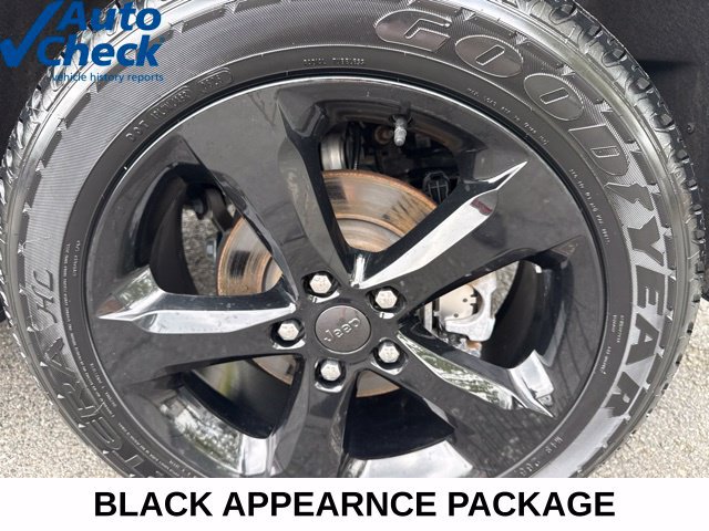 Used 2023 Jeep Grand Cherokee Limited w/ Black Appearance Package AWD/4WD image 9