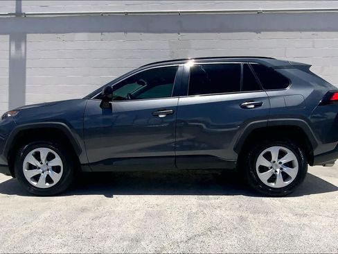 Used 2020 Toyota RAV4 LE AWD/4WD image 3