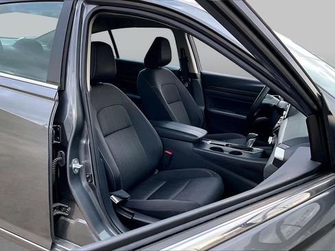 Certified 2025 Nissan Altima 2.5 SV FWD image 9