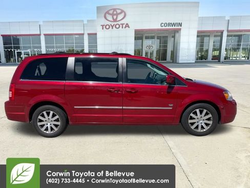 Used 2009 Chrysler Town & Country Touring image 6