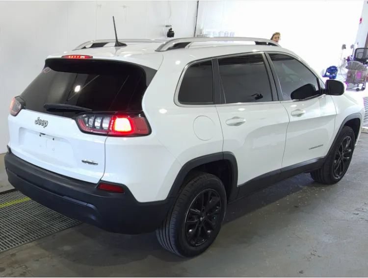 Used 2019 Jeep Cherokee Latitude w/ Popular Appearance Group FWD image 2