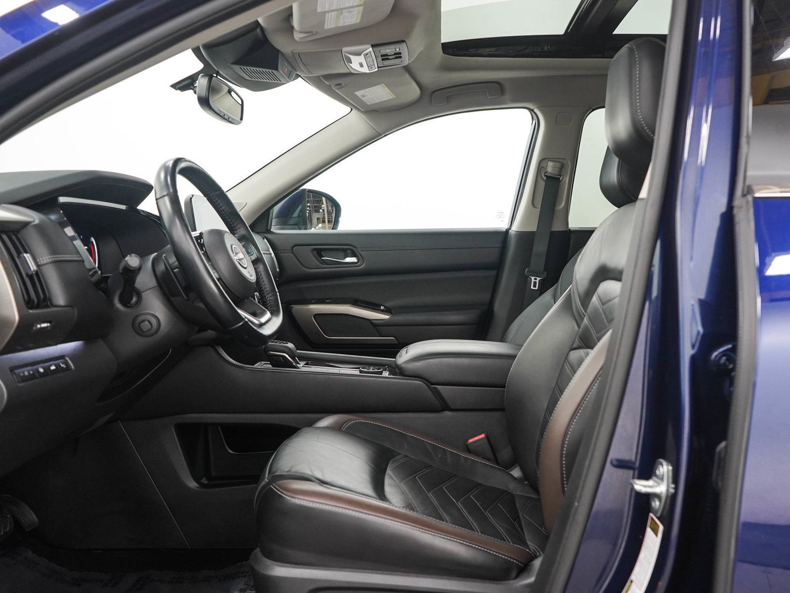 Used 2022 Nissan Pathfinder Platinum AWD/4WD image 24