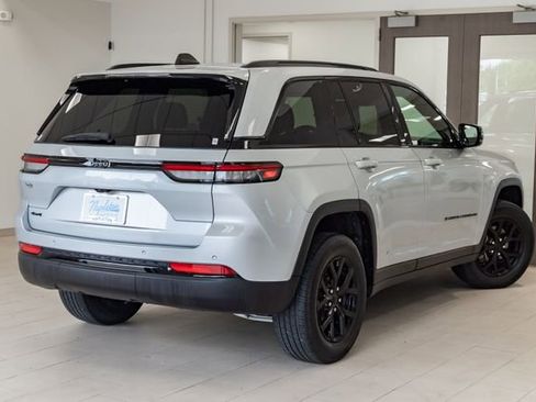 Used 2024 Jeep Grand Cherokee Altitude AWD/4WD image 32