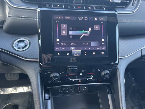 New 2025 Jeep Grand Cherokee Altitude image 20