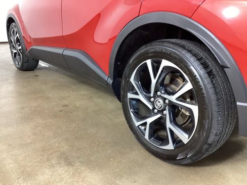 Used 2020 Toyota C-HR XLE FWD image 16