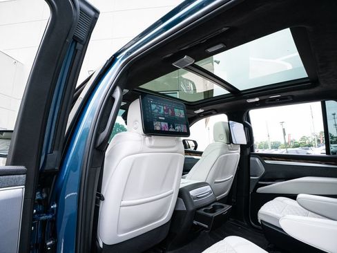 Used 2025 Cadillac Escalade Premium Luxury Platinum AWD/4WD image 49