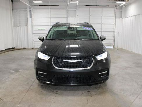 Used 2023 Chrysler Pacifica Limited FWD image 3