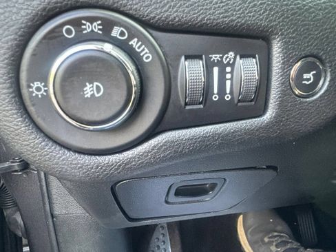 Used 2018 Jeep Cherokee Limited AWD/4WD image 16