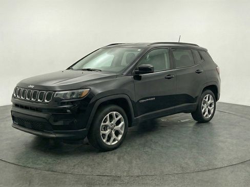 Used 2025 Jeep Compass Latitude AWD/4WD image 3