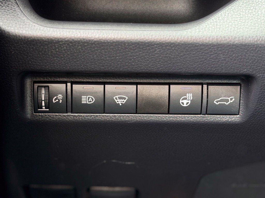Used 2021 Toyota RAV4 XLE w/ Convenience Package AWD/4WD image 25