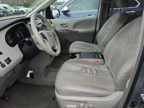 Used 2011 Toyota Sienna XLE image 2