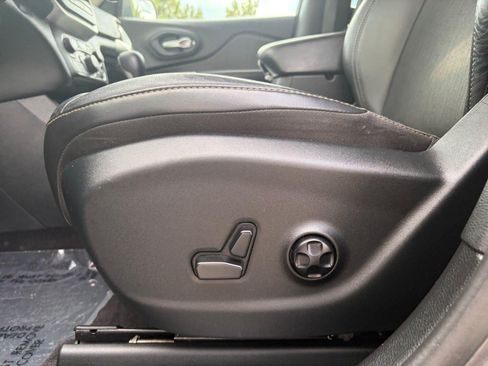 Used 2018 Jeep Cherokee Latitude Plus w/ Cold Weather Group AWD/4WD image 15