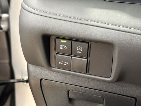 Used 2025 Toyota Highlander LE FWD image 38