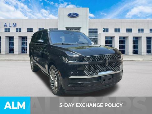 Used 2025 Lincoln Navigator Reserve AWD/4WD image 3