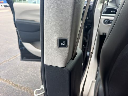 Used 2024 Chrysler Pacifica Touring-L FWD image 15