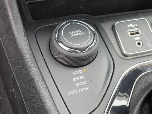 Used 2020 Jeep Cherokee Latitude Plus AWD/4WD image 9