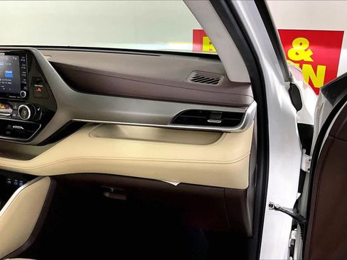 Used 2022 Toyota Highlander XLE image 17