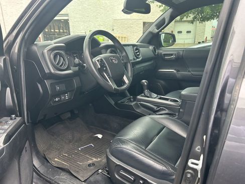 Used 2021 Toyota Tacoma TRD Sport w/ TRD Premium Sport Package AWD/4WD image 6