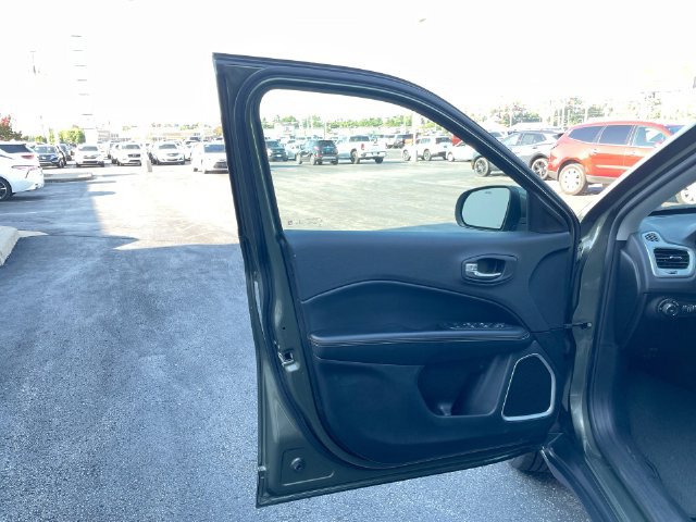 Used 2018 Jeep Compass Latitude AWD/4WD image 9
