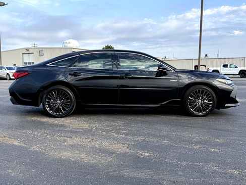 Used 2021 Toyota Avalon XSE image 2