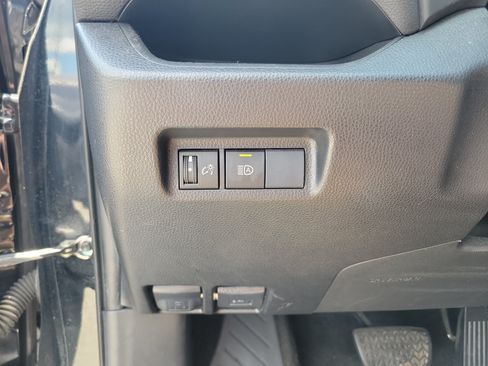 Used 2019 Toyota RAV4 LE FWD image 19