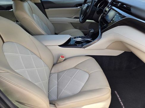 Used 2018 Toyota Camry XLE FWD image 14