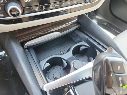 Used 2021 BMW 530i w/ Premium Package RWD image 25