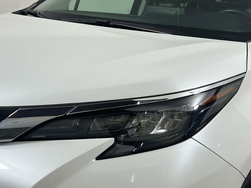 Used 2024 Toyota Sienna XLE FWD image 11